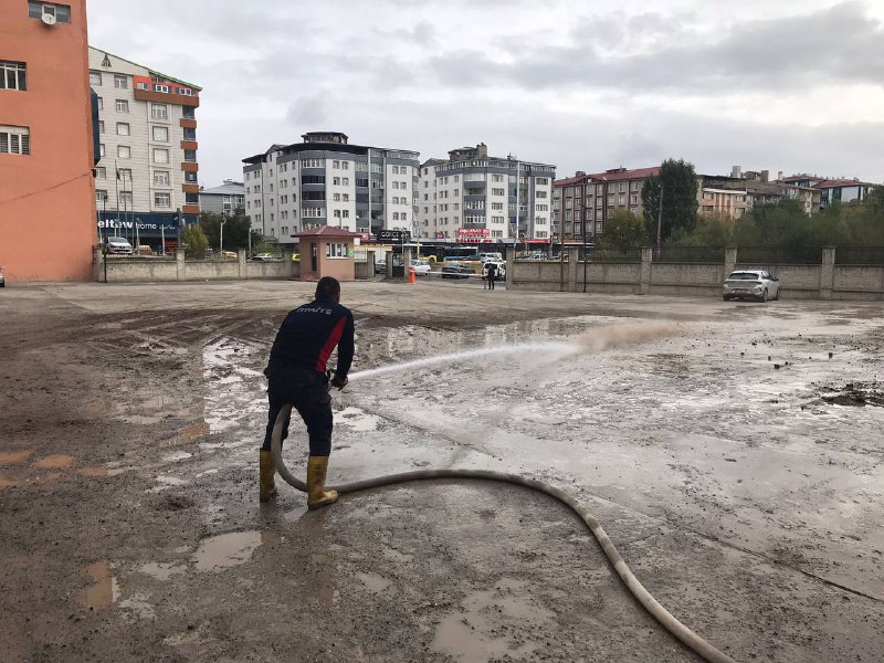 Ağrı’da sağanak yağıştan sonra  Öğretmenevi bahçesi itfaiye ekipleri tarafından temizlendi