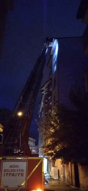 Ağrı’da çatıdan kopan saclar yere düştü