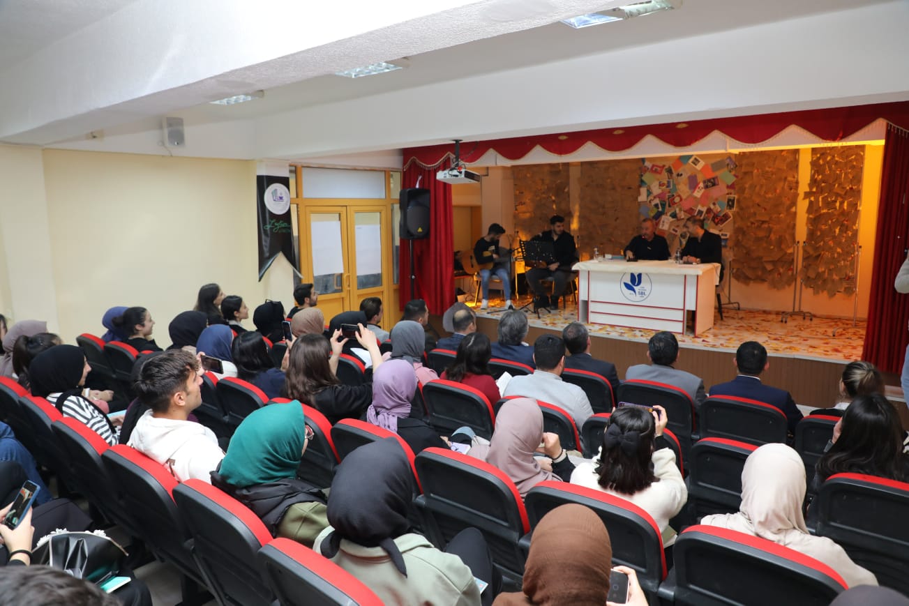 Ağrı’da ünlü şair Şükrü Erbaş, öğrencilerle buluştu