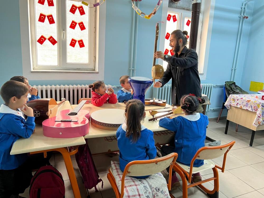 7 yılda 120 köyü gezip çocuklara müzik sevgisini aşıladı