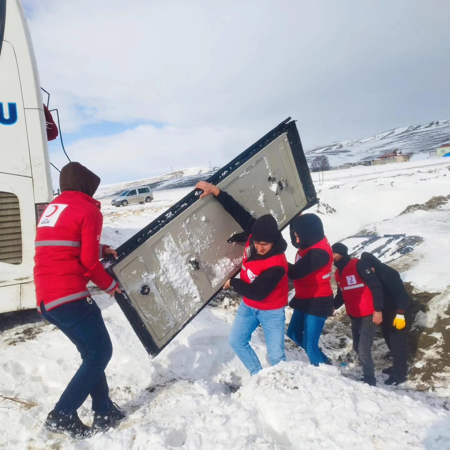 Kar nedeniyle yolda kalan sürücülerin yardımına Diyadin Kızılay ekipleri yetişti
