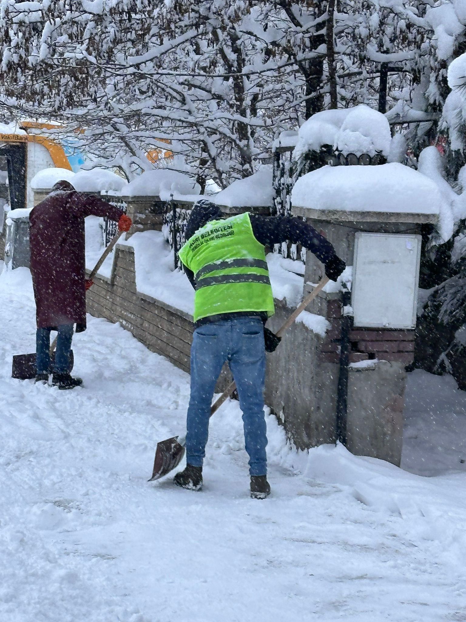 Ağrı'da kar temizliği çalışmaları sürüyor