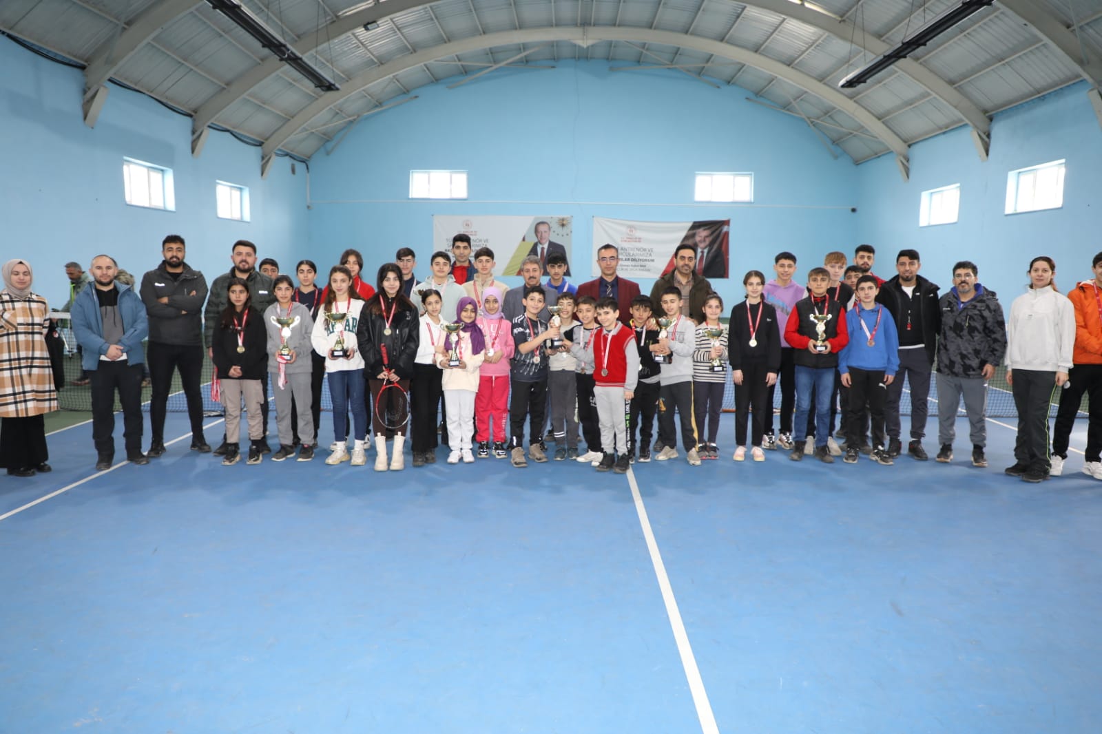 Ağrı'da Tenis müsabakalarında başarılı öğrencilere ödül verildi