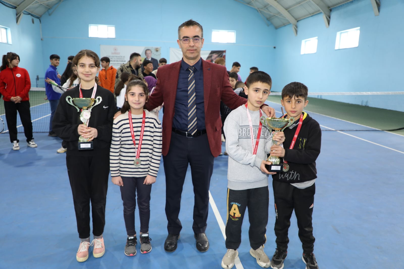 Ağrı'da Tenis müsabakalarında başarılı öğrencilere ödül verildi