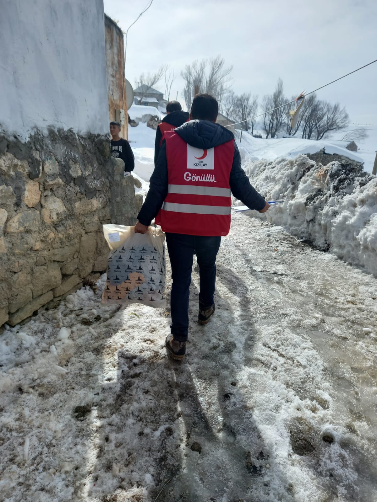 Hamur SYDV ve Kızılay Gönüllüleri Köy Köy Gezip Yardım Dağıtıyor