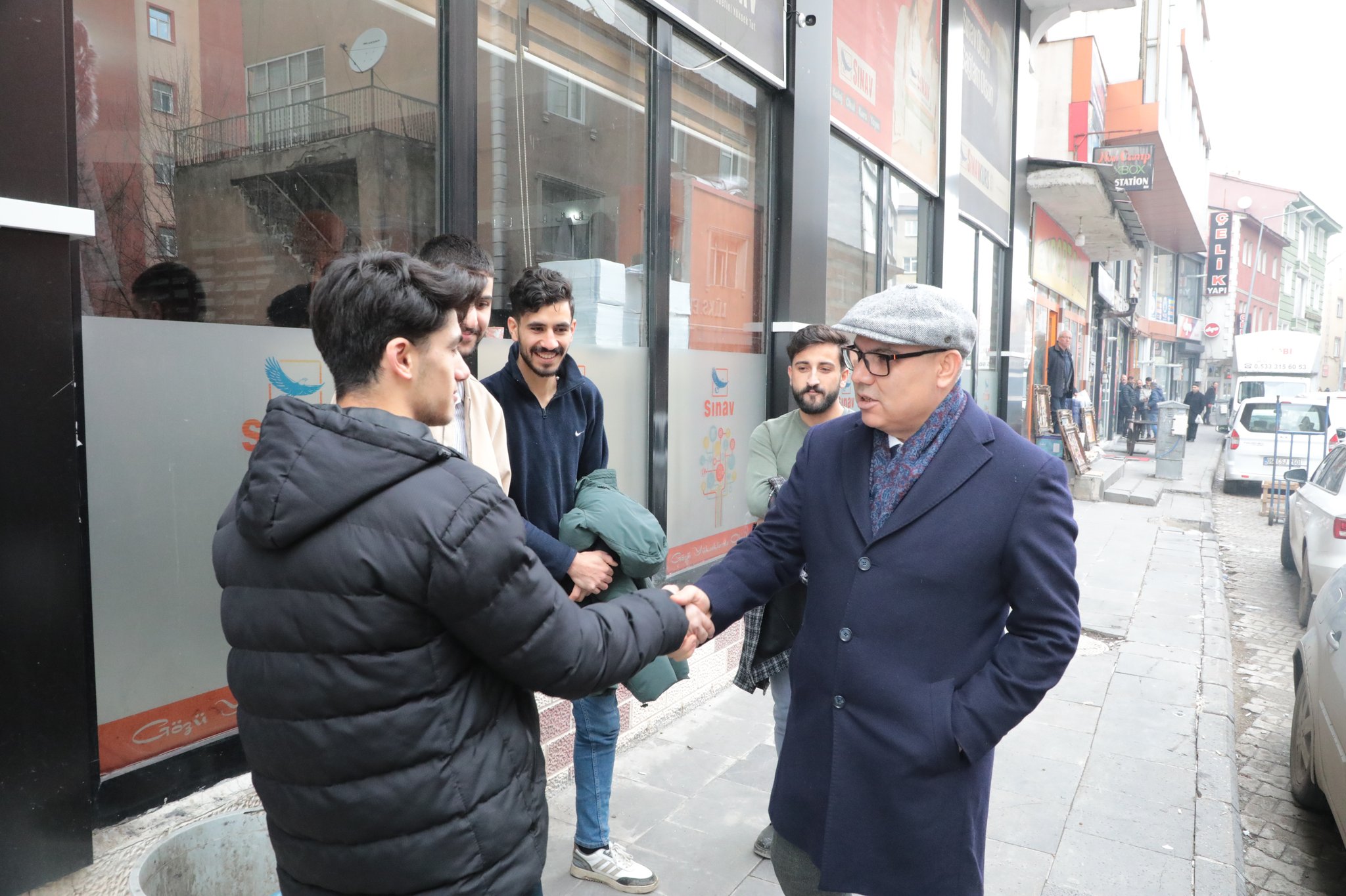 Vali Koç. esnaf ve vatandaşlarla bir araya geldi