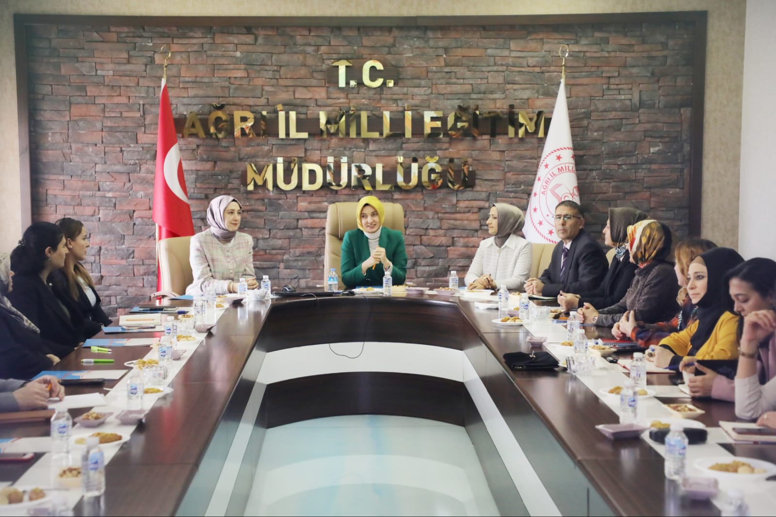 Ağrı Valisi Koç ve eşi, eğitim ve sosyal sorunlara el attı