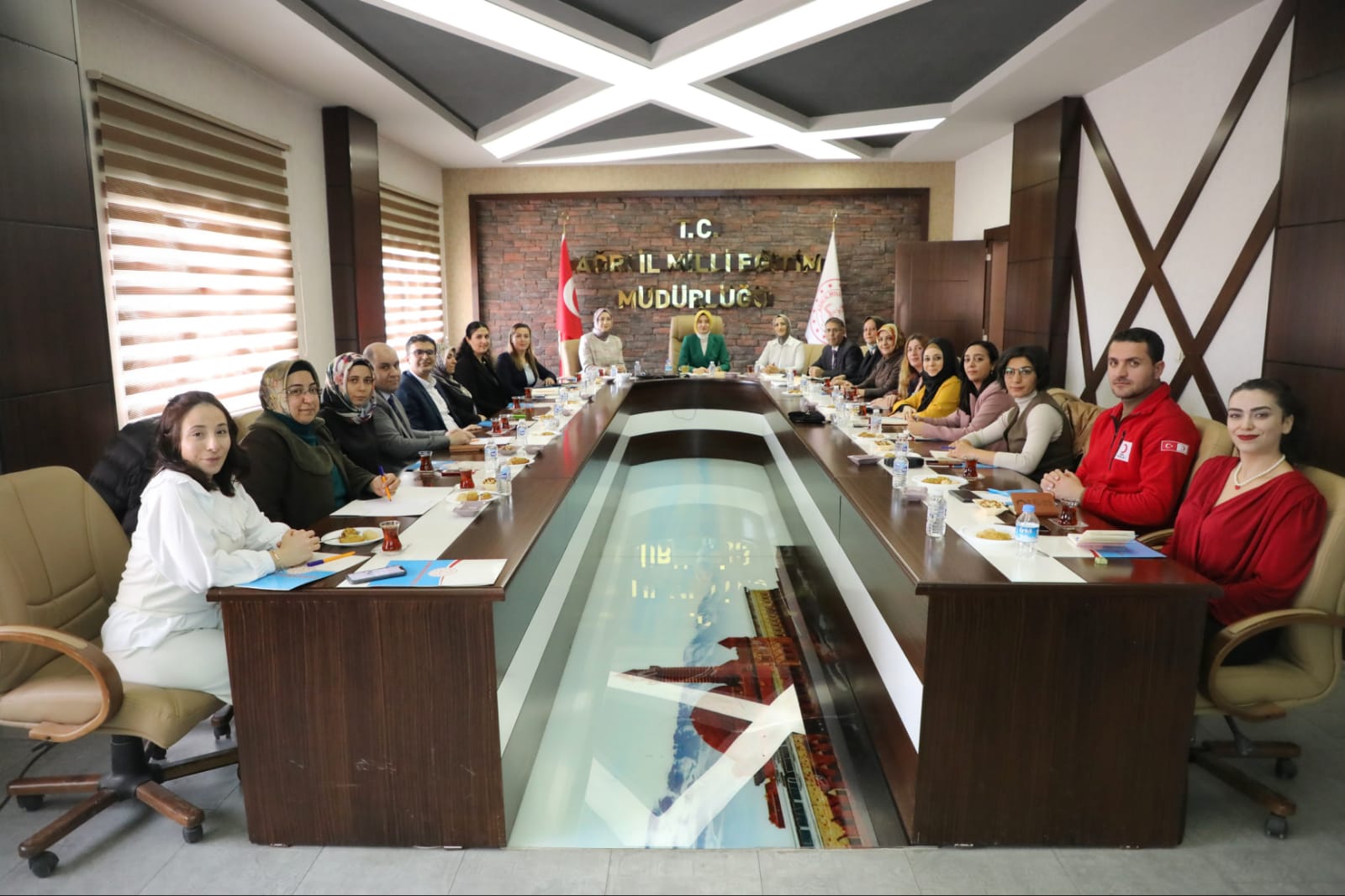 Ağrı Valisi Koç ve eşi, eğitim ve sosyal sorunlara el attı