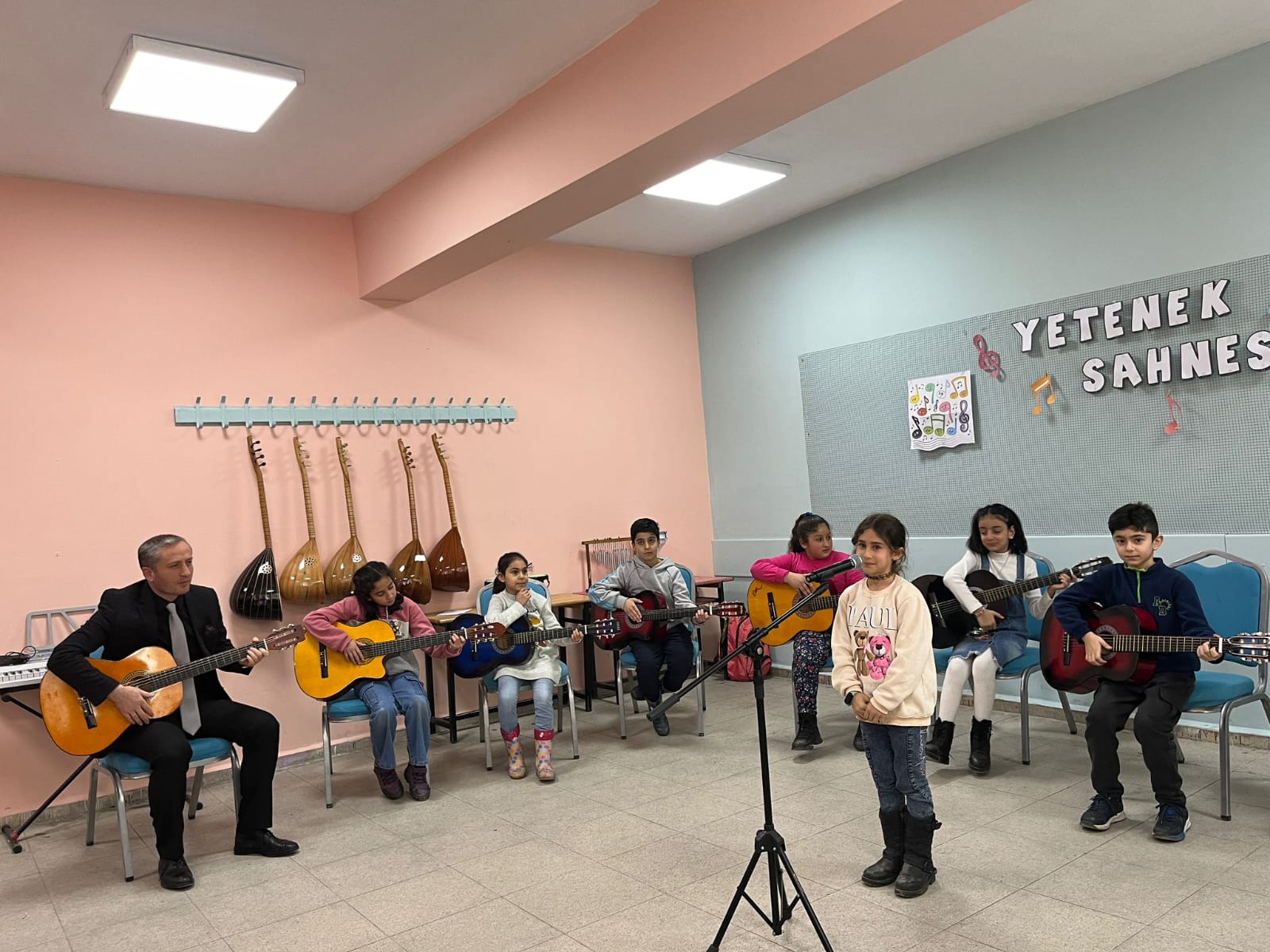 Ağrı’da öğrenciler enstrüman eğitimi alıyor