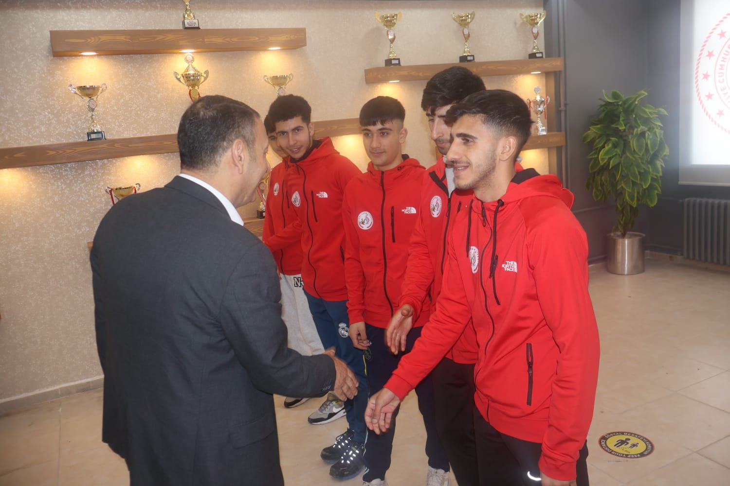 AK Parti Ağrı Belediye Başkan Adayı Aydın, Kros şampiyonlarını ziyaret etti