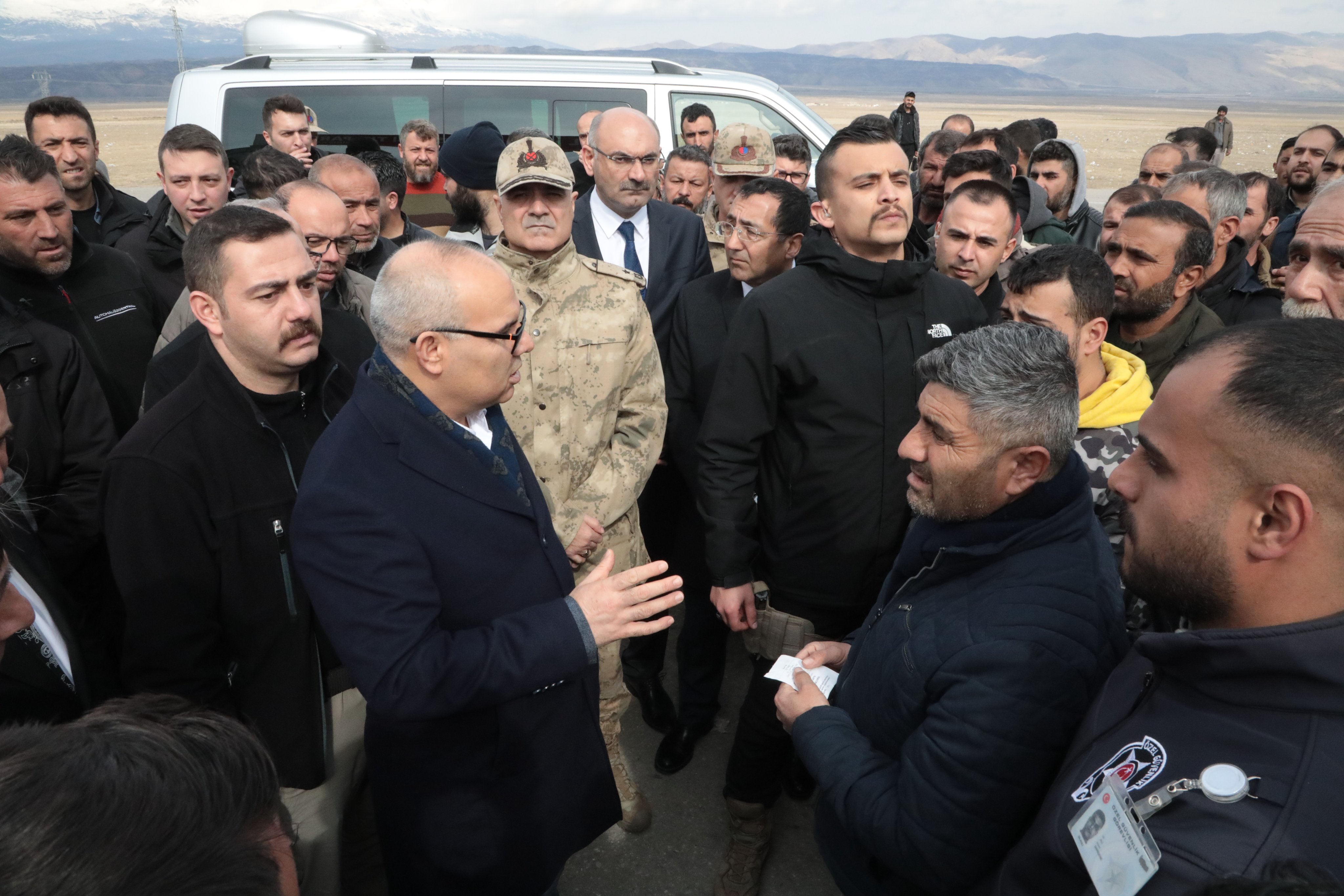 Vali Koç Gürbulak Gümrük ve Tır Parkı'nda İncelemelerde Bulundu