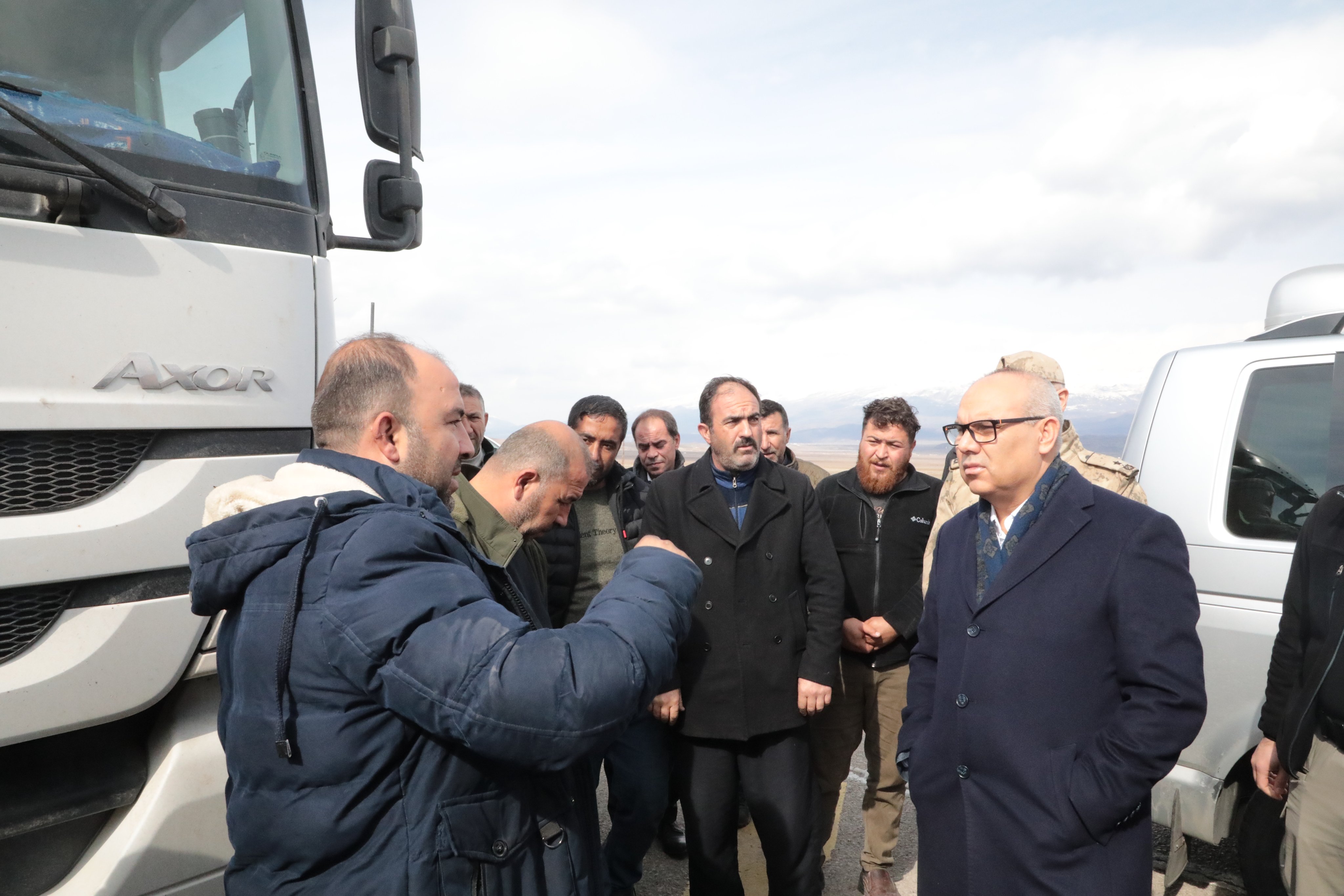 Vali Koç Gürbulak Gümrük ve Tır Parkı'nda İncelemelerde Bulundu
