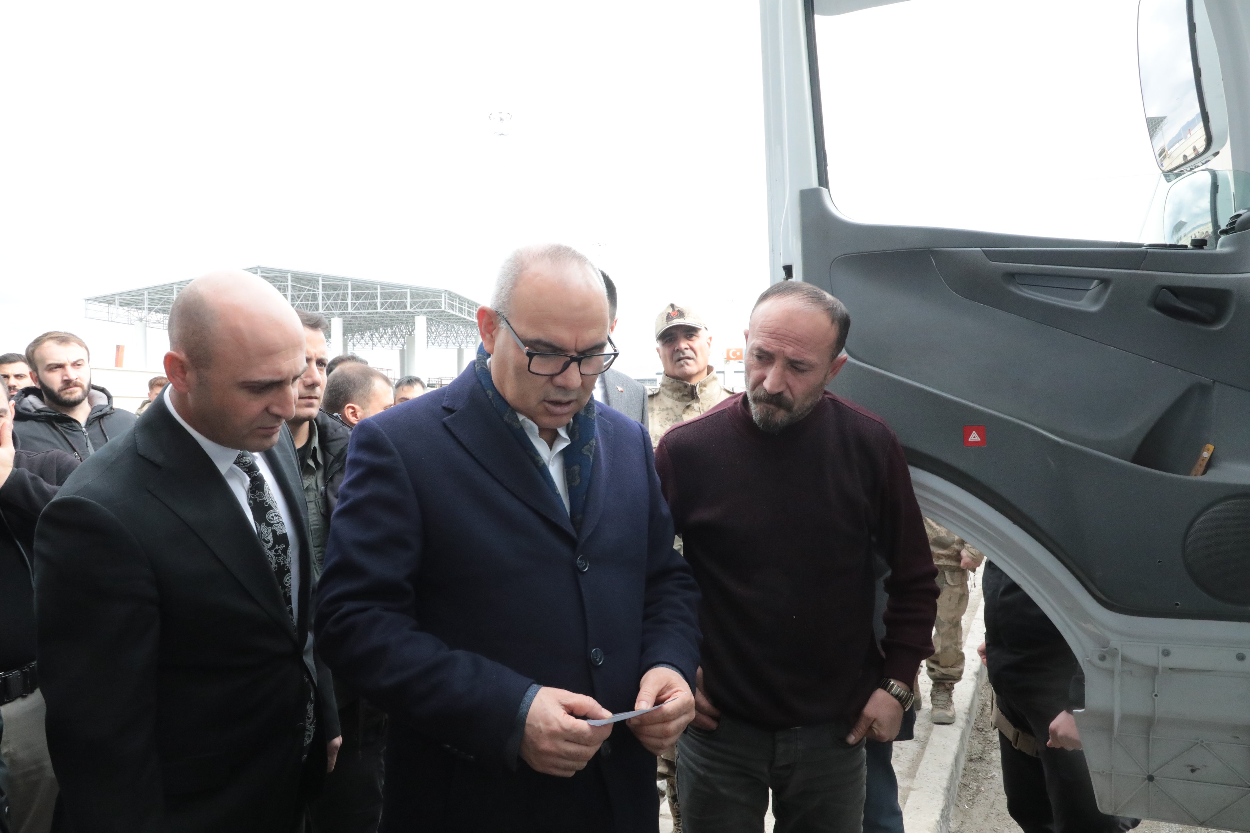 Vali Koç Gürbulak Gümrük ve Tır Parkı'nda İncelemelerde Bulundu