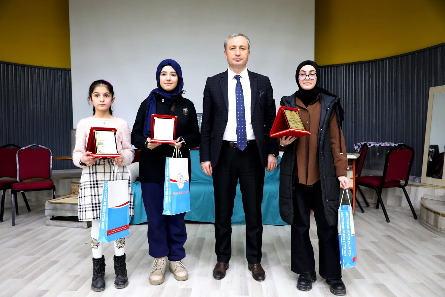 Ağrı'da sergilenen tiyatro oyunu izleyiciden tam not aldı