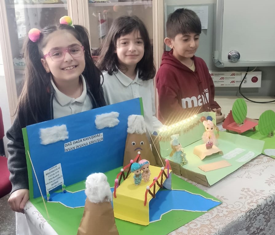 Ağrı'da öğrencilerin birbirinden güzel eserleri sergilendi