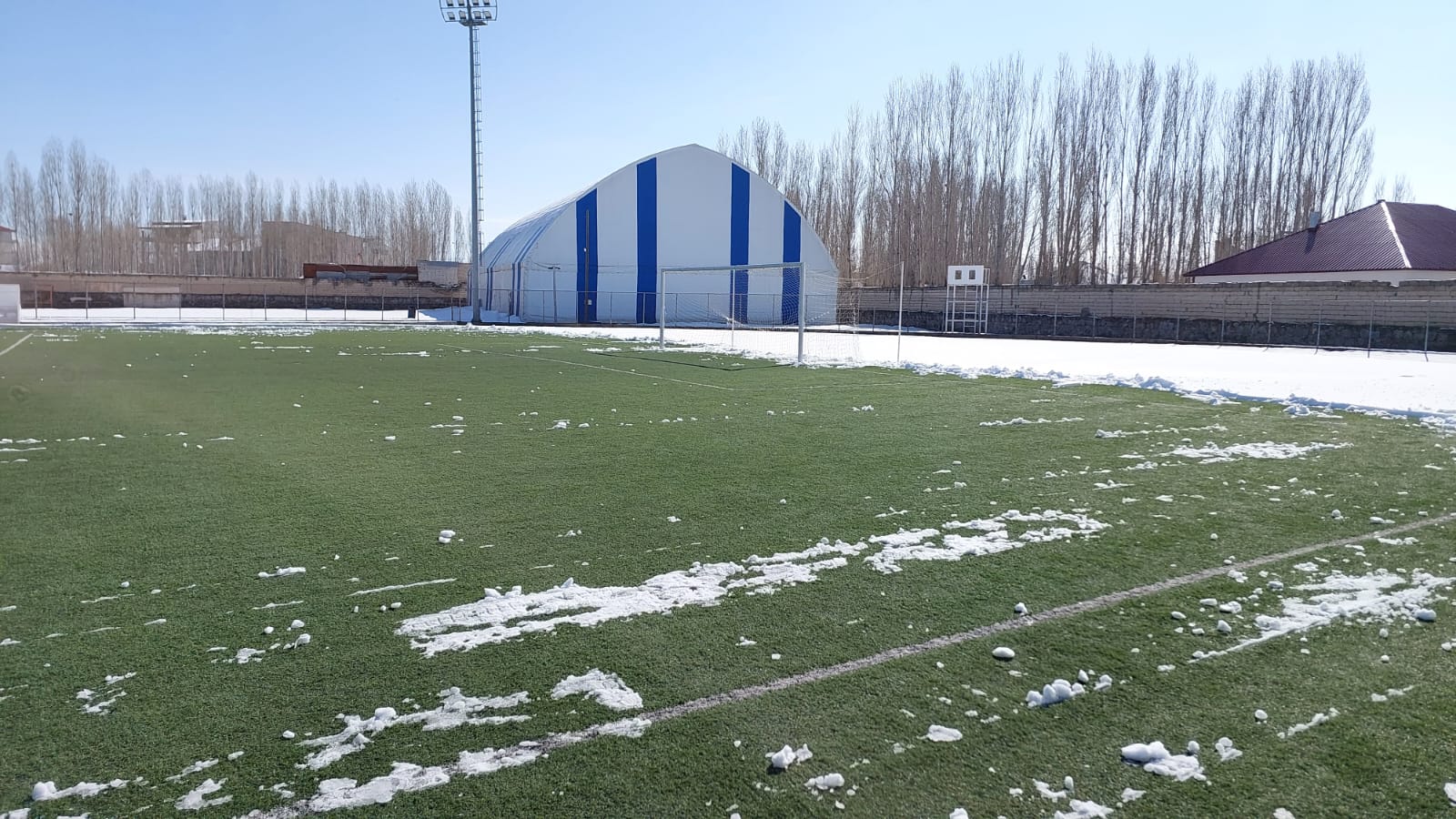 Patnos’ta Futbol Sahası Kar Makinesi İle Temizlendi