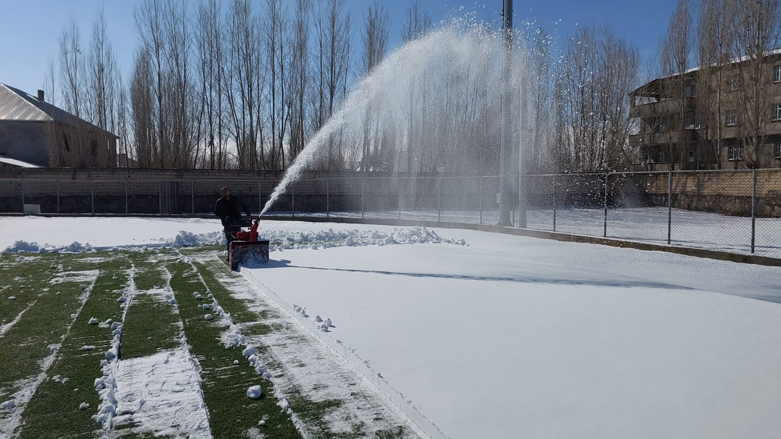 Patnos’ta Futbol Sahası Kar Makinesi İle Temizlendi