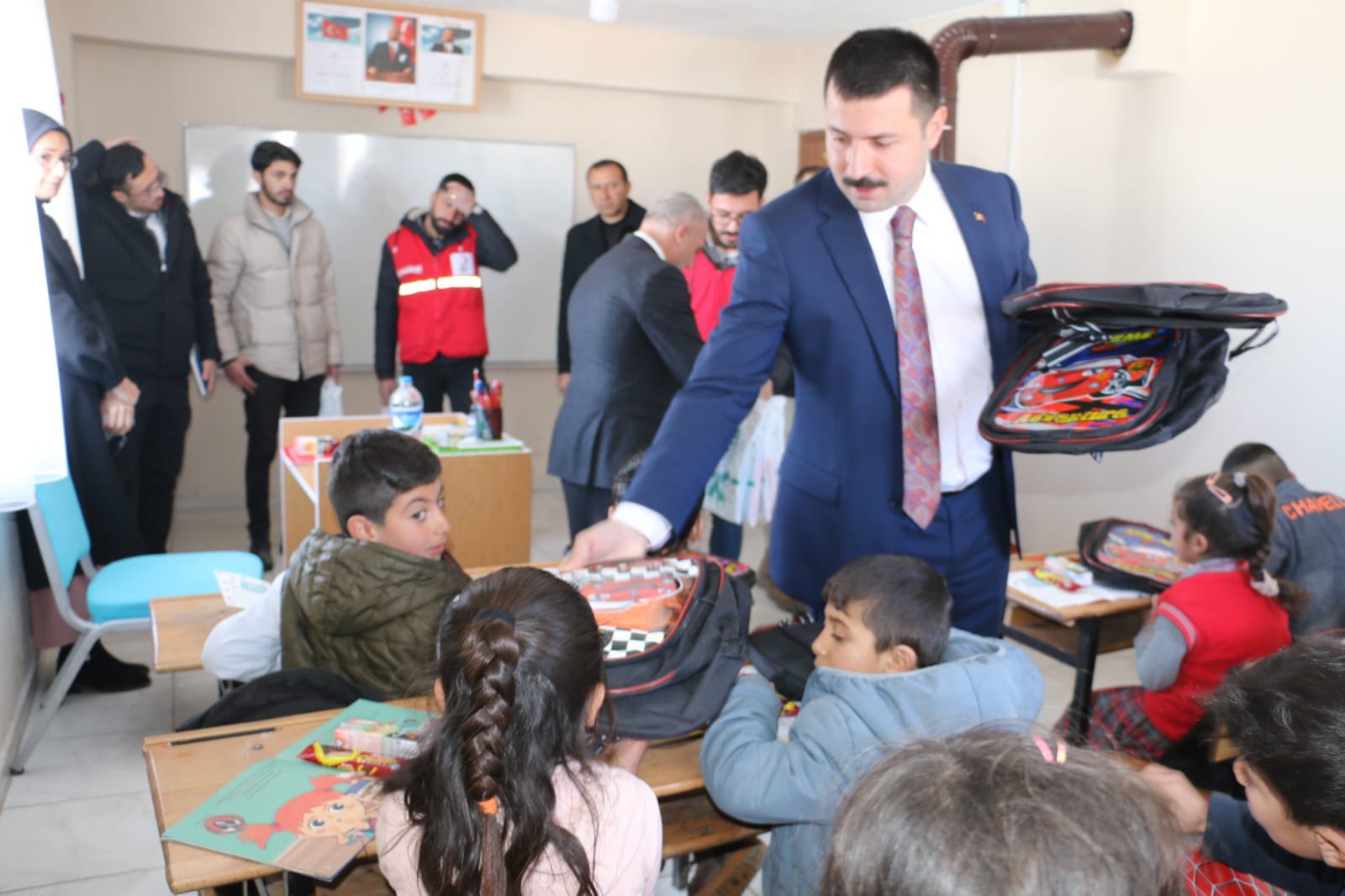 Diyadin Kaymakamı Karali’den öğrencilere kitap desteği