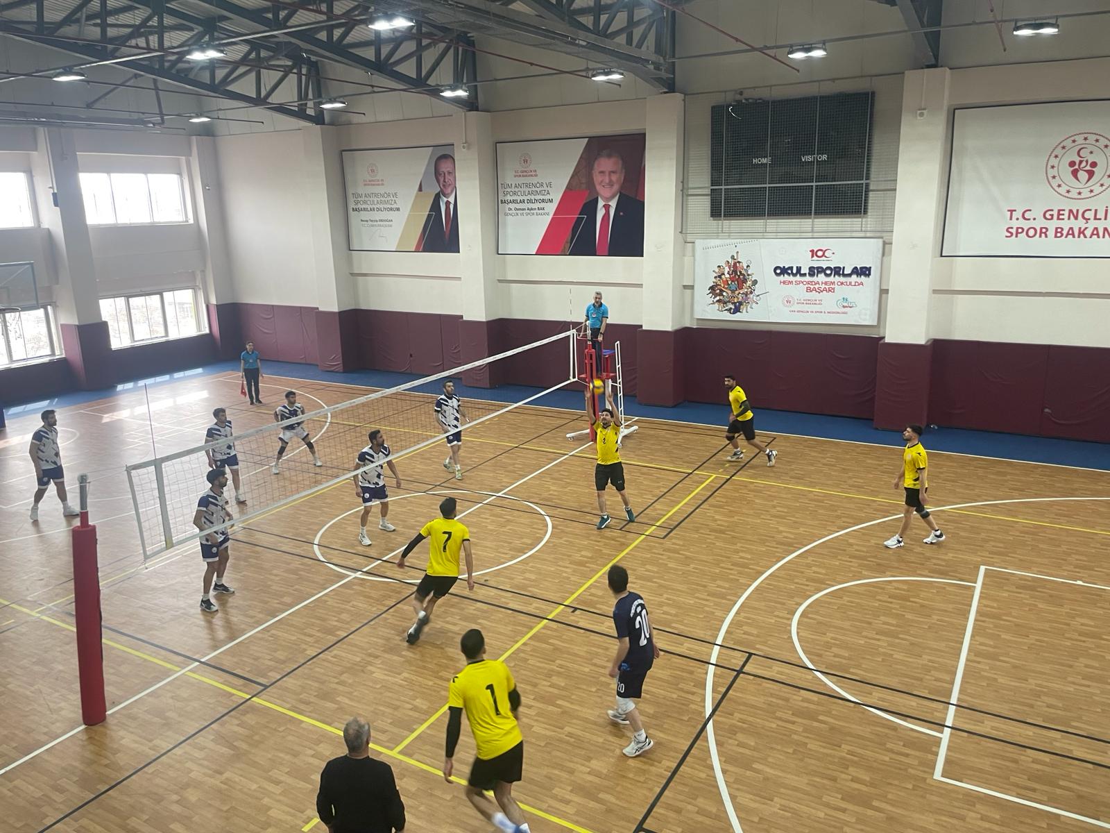 Ağrı Erkek Voleybol Takımı Van’dan zaferle döndü