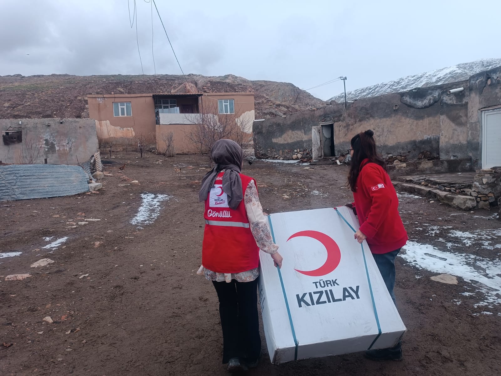 Kızılay Doğubayazıt’tan, ihtiyaç sahiplerine tekerlekli sandalye hediye edildi