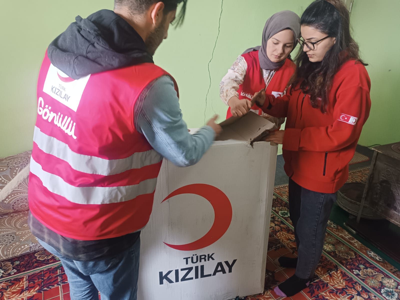 Kızılay Doğubayazıt’tan, ihtiyaç sahiplerine tekerlekli sandalye hediye edildi