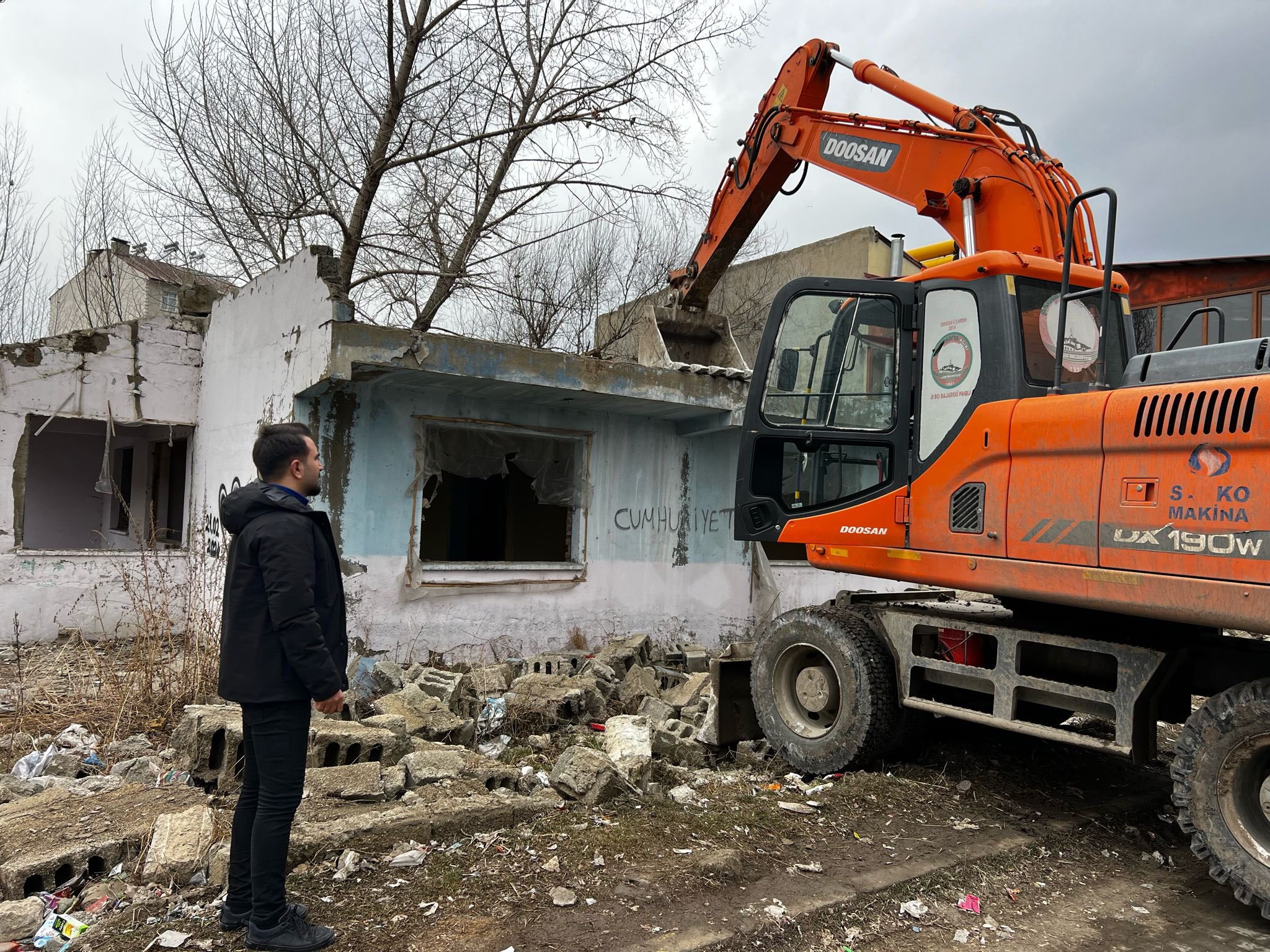 Ağrı’da eski ve metruk yapılarla mücadele sürüyor