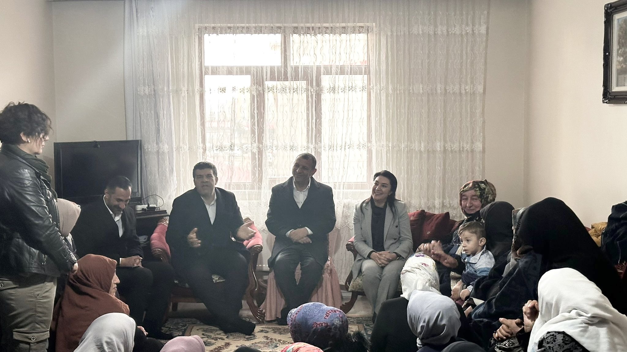 AK Parti Ağrı Heyeti Mahallelerde Çıkarma Yaptı