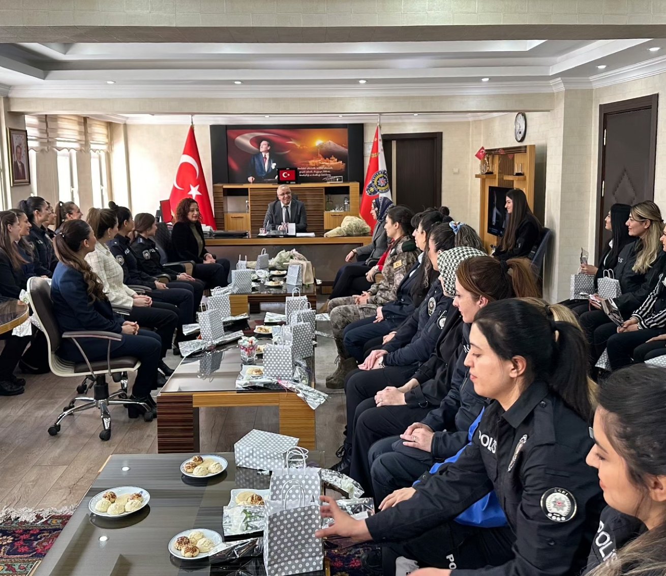 Müdür İpar, 8 Mart Dünya Kadınlar Günü'nde Ağrı Emniyeti'nin kadın personelleriyle buluştu