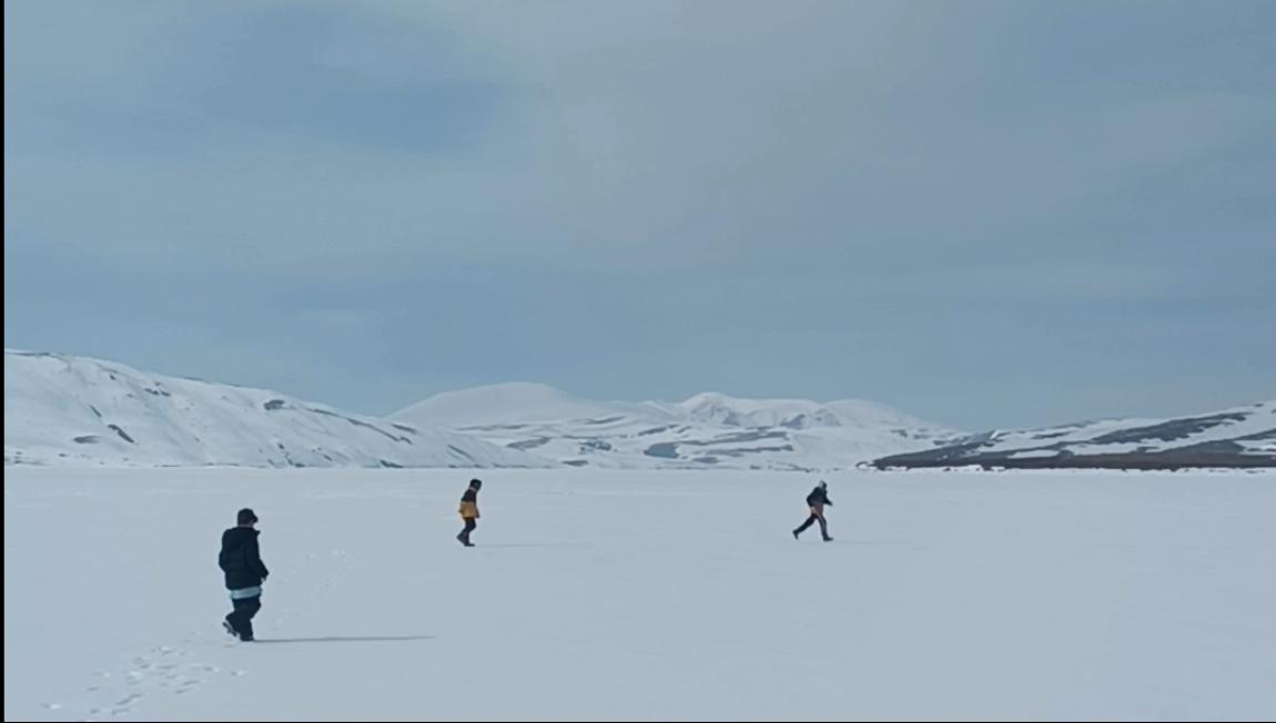 (Videolu Haber) Yüzeyi buzla kaplanan Ağrı Balık Gölü'nde Eskimo usulü balık avı