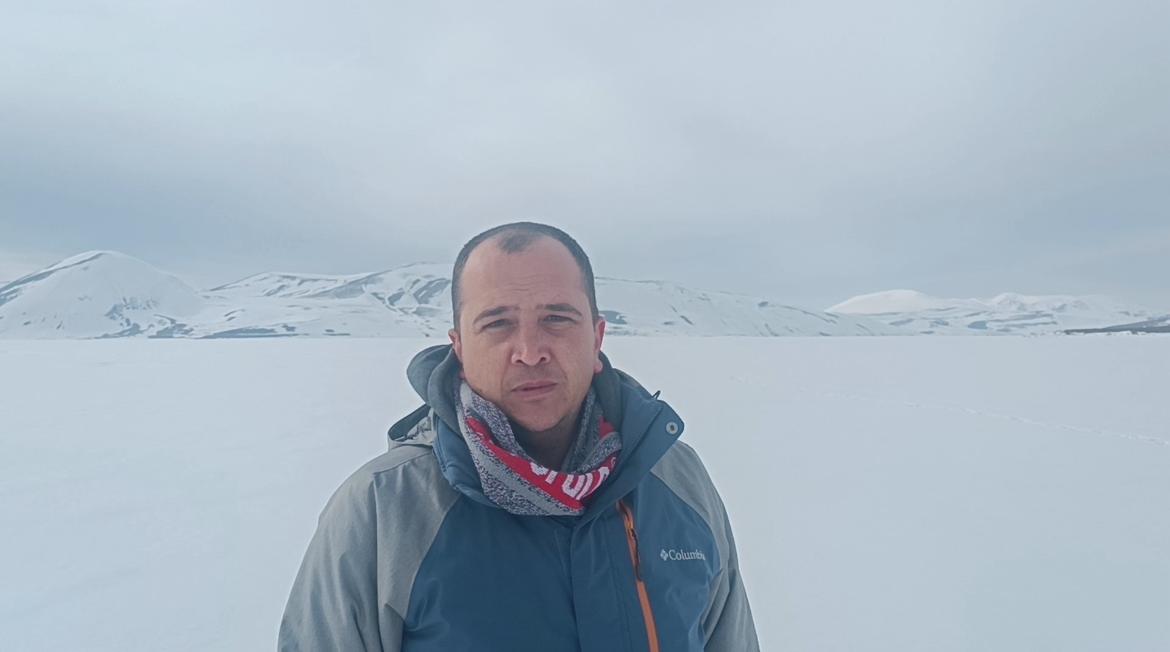 (Videolu Haber) Yüzeyi buzla kaplanan Ağrı Balık Gölü'nde Eskimo usulü balık avı