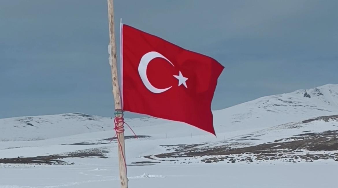 (Videolu Haber) Yüzeyi buzla kaplanan Ağrı Balık Gölü'nde Eskimo usulü balık avı