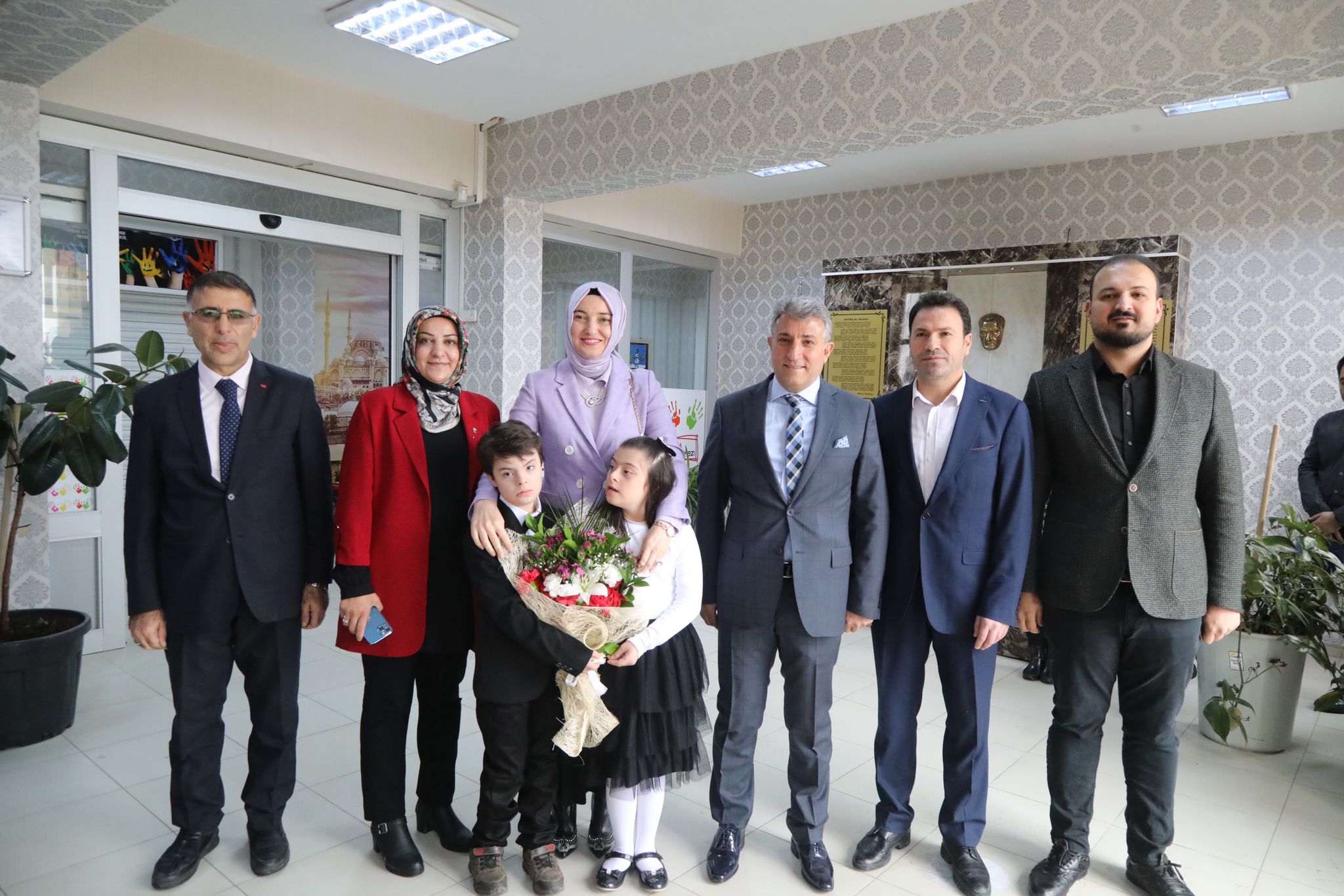 Vali eşi Koç, Ağrılı down sendromlu öğrencilerle buluştu