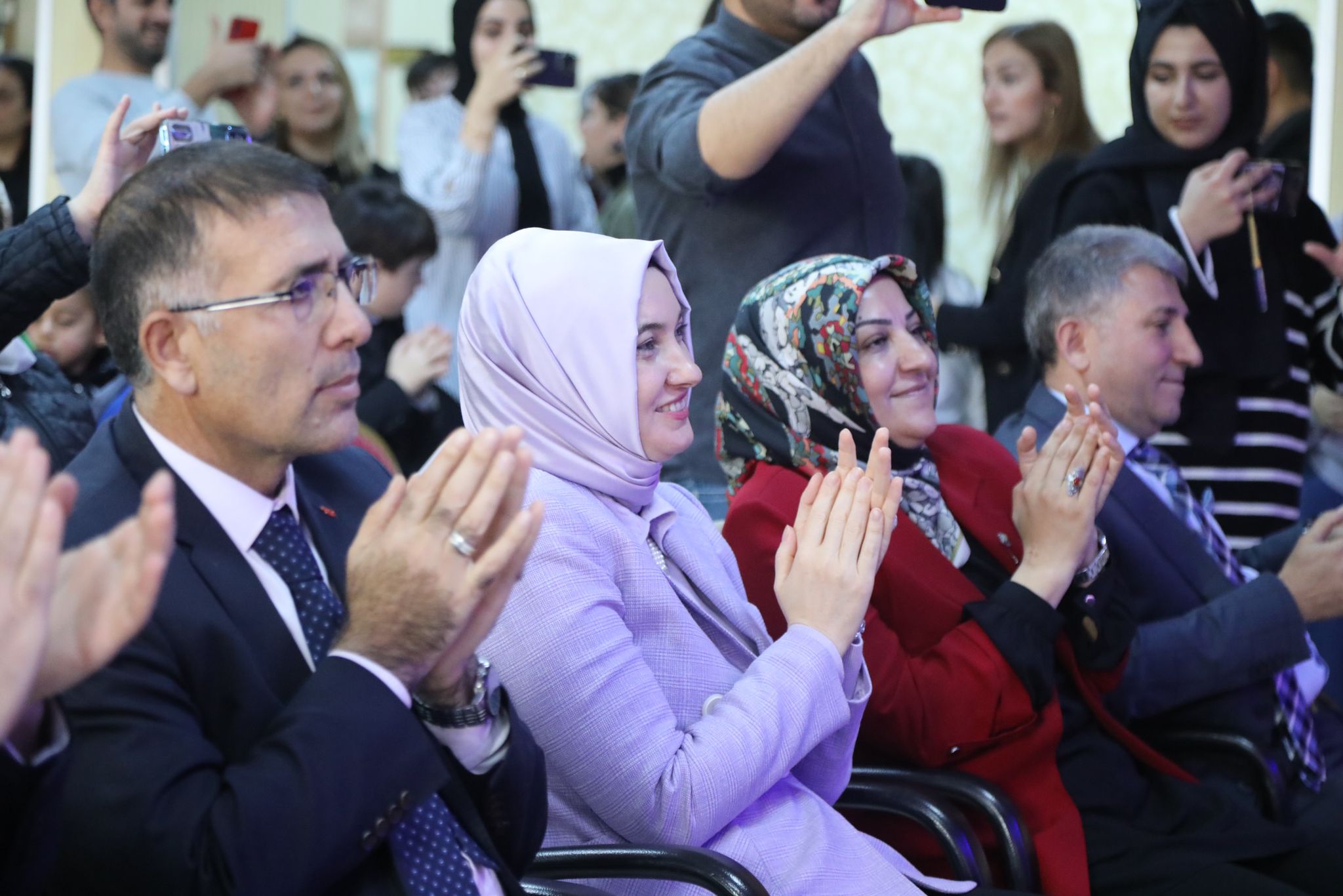 Vali eşi Koç, Ağrılı down sendromlu öğrencilerle buluştu
