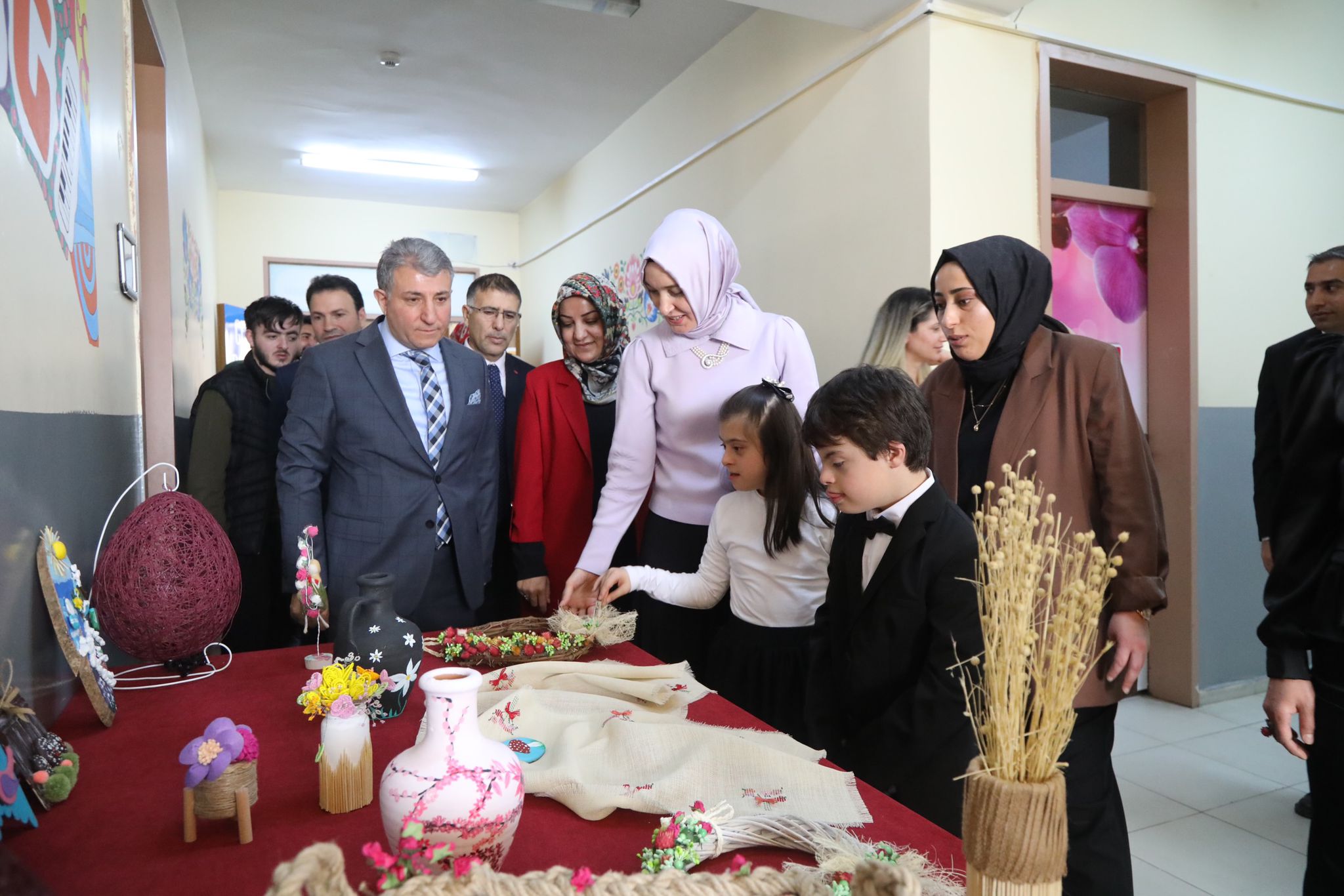 Vali eşi Koç, Ağrılı down sendromlu öğrencilerle buluştu