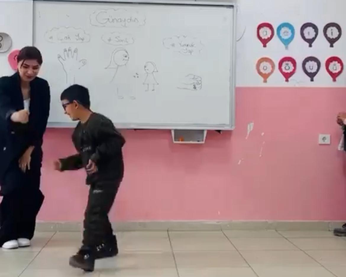 Ağrı'da öğretmen ve öğrencilerin kalpleri ısıtan selamlaşmaları (Videolu Haber)