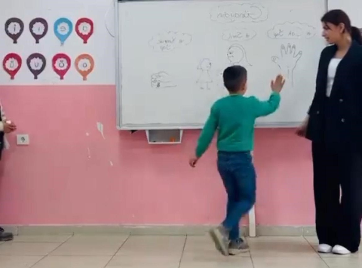 Ağrı'da öğretmen ve öğrencilerin kalpleri ısıtan selamlaşmaları (Videolu Haber)