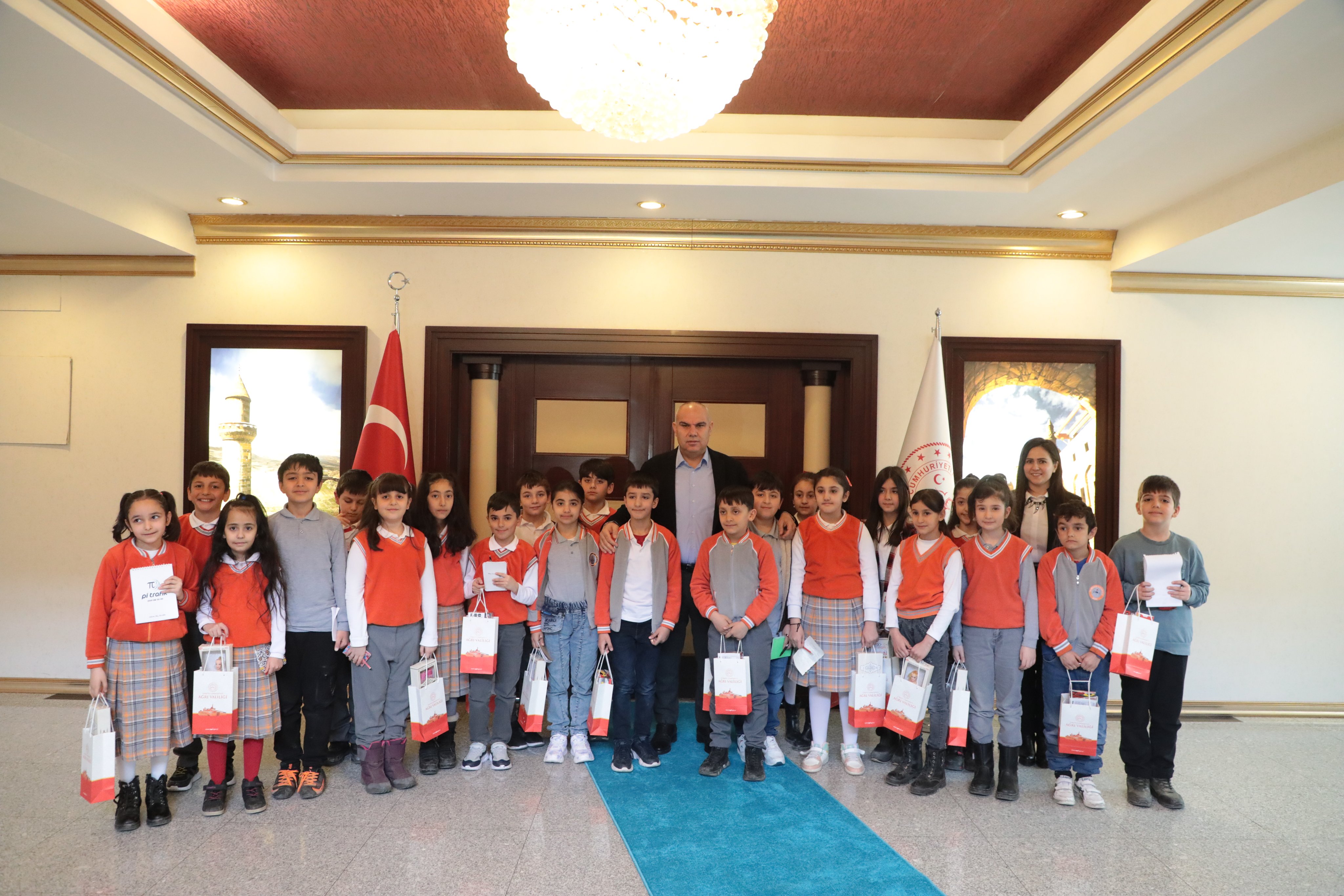 Ağrılı miniklerden Vali Koç'a ziyaret