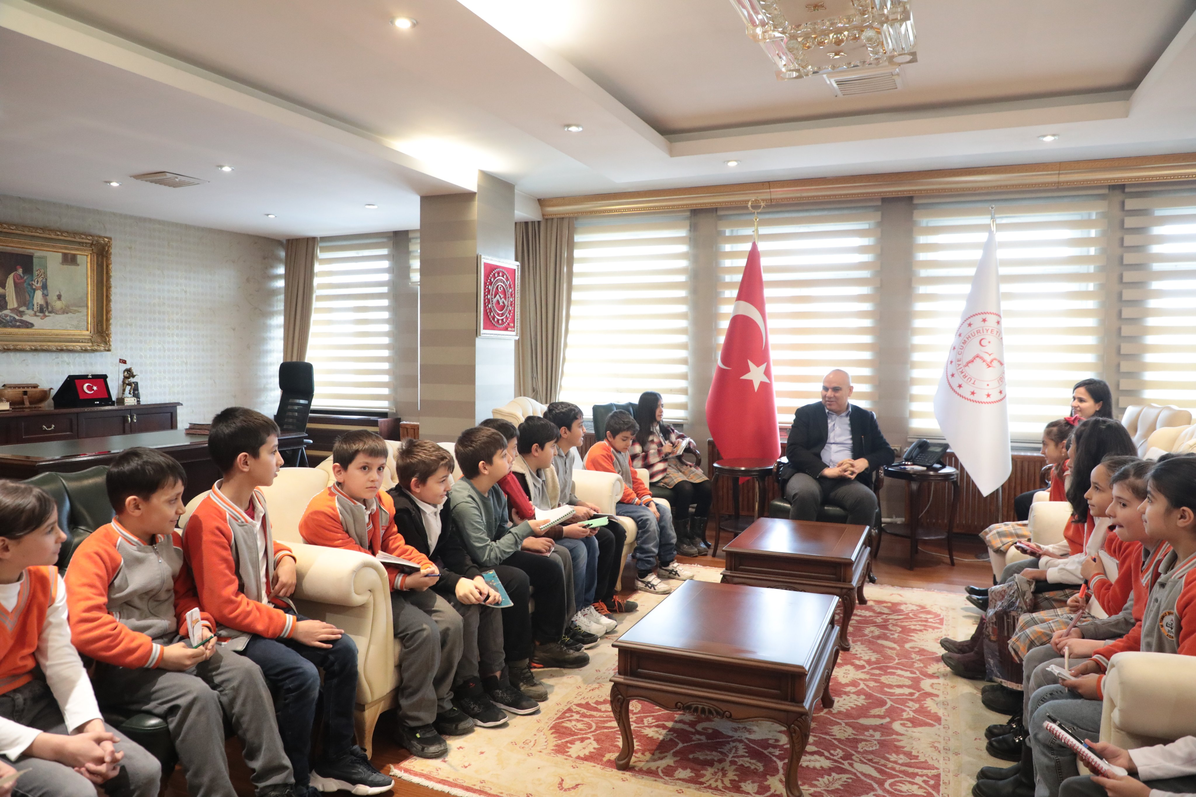 Ağrılı miniklerden Vali Koç'a ziyaret