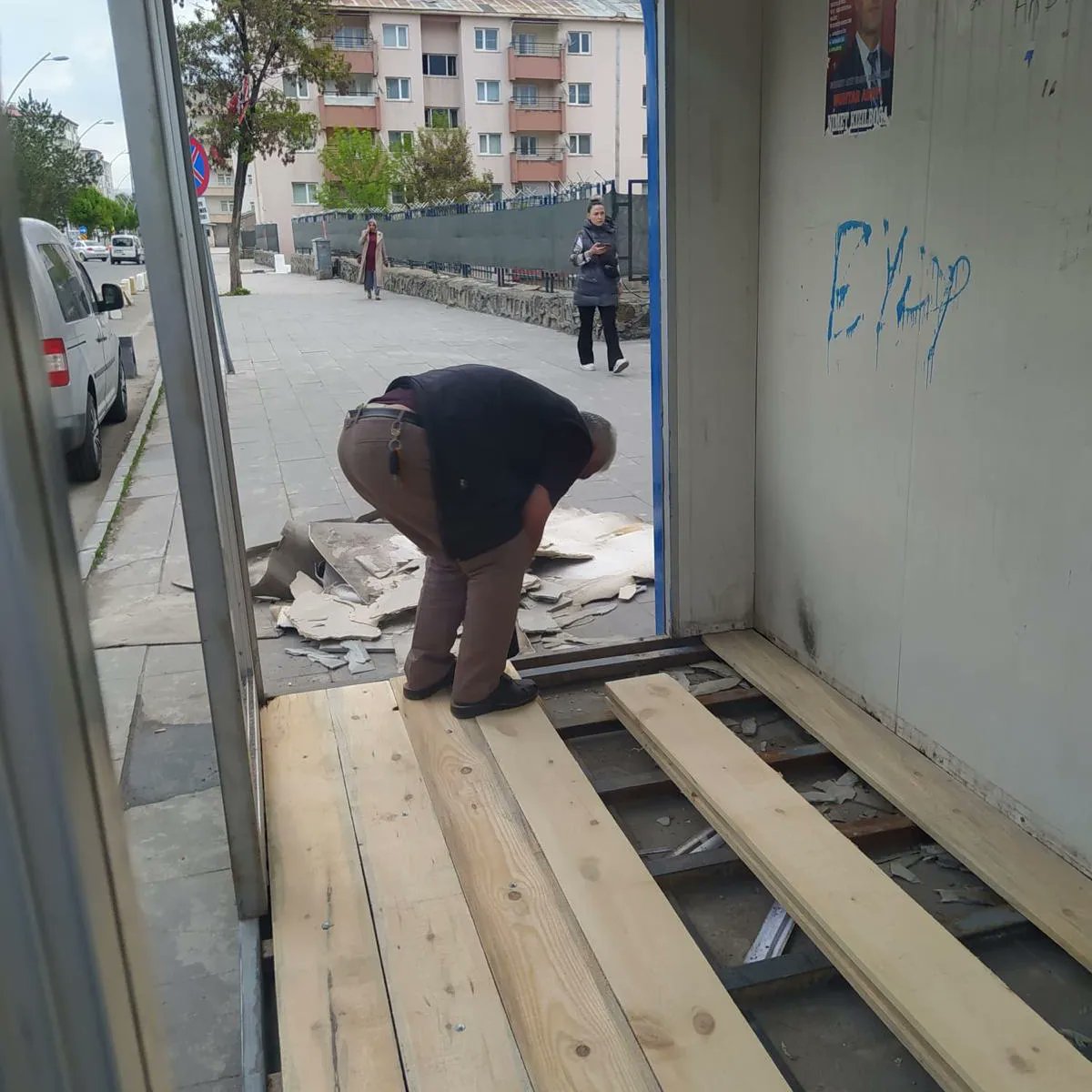 Ağrı’da otobüs durakları onarılıyor