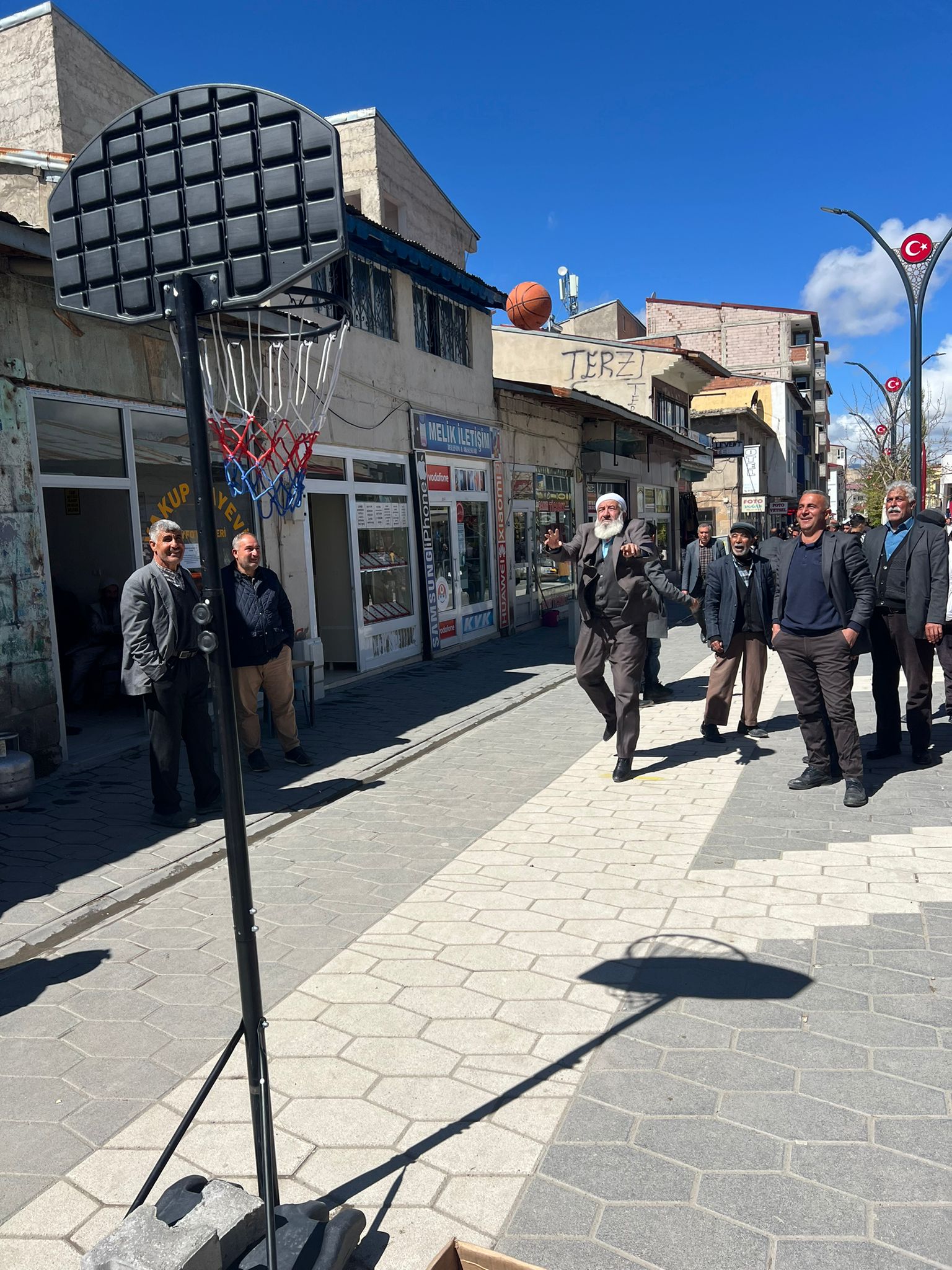 71’lik dede peş peşe attığı üçlü sayılarla ağızları açık bıraktı