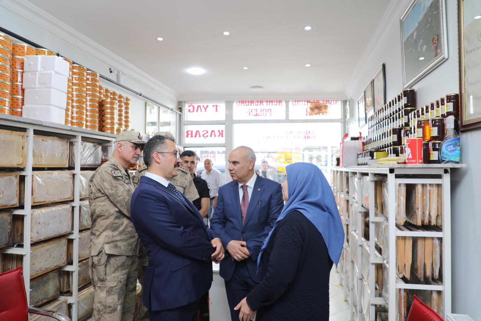 Vali Koç, Iğdır Valisi Turan ile birlikte Ağrı çarşı esnafını ziyaret etti