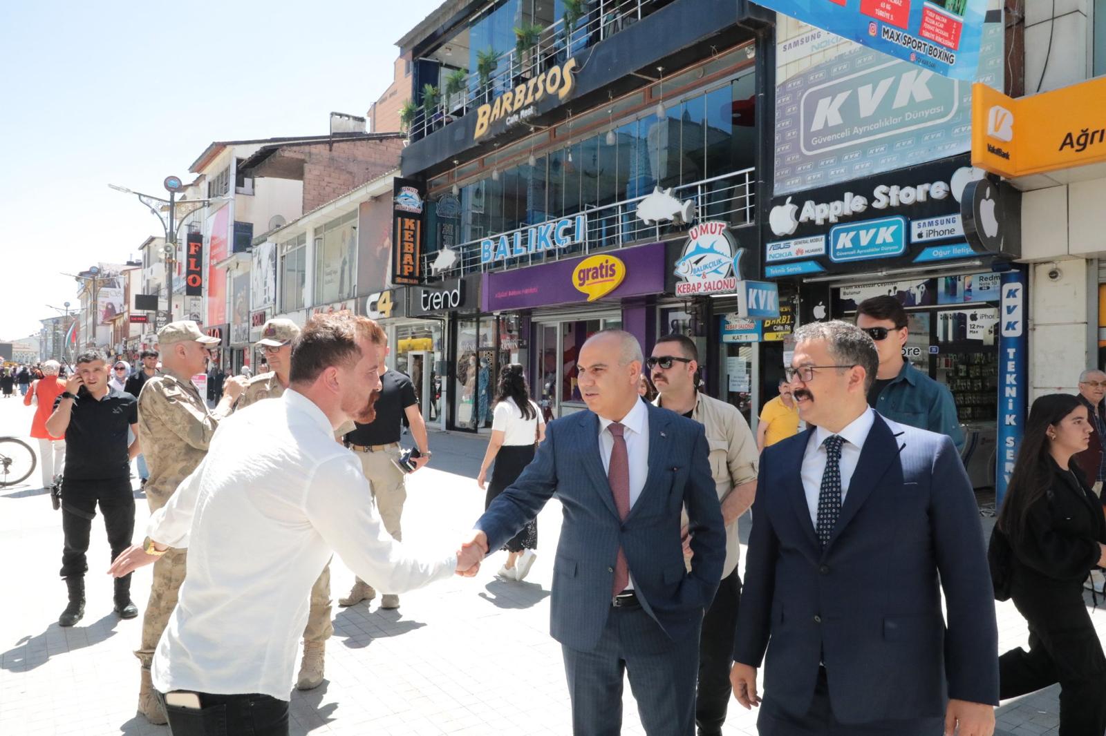 Vali Koç, Iğdır Valisi Turan ile birlikte Ağrı çarşı esnafını ziyaret etti
