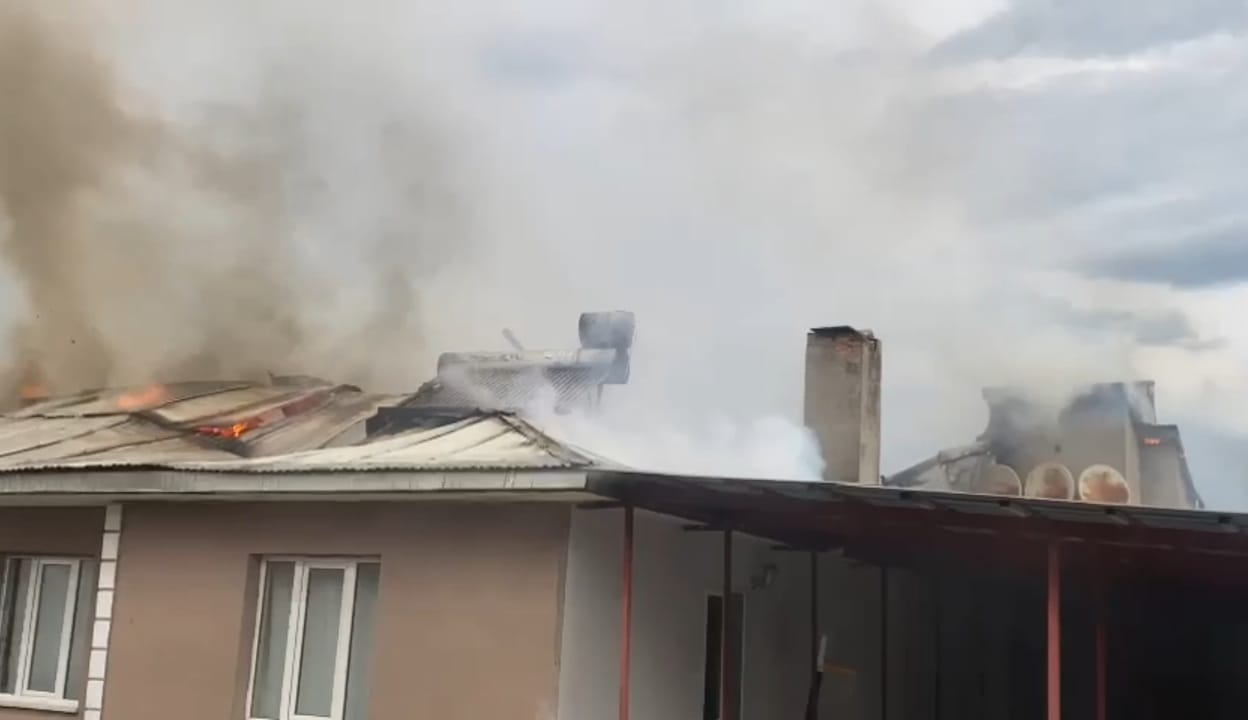 Ağrı'da ekmek pişirmek için yakılan sobadan çıkan kıvılcım yangına neden oldu (Videolu Haber)