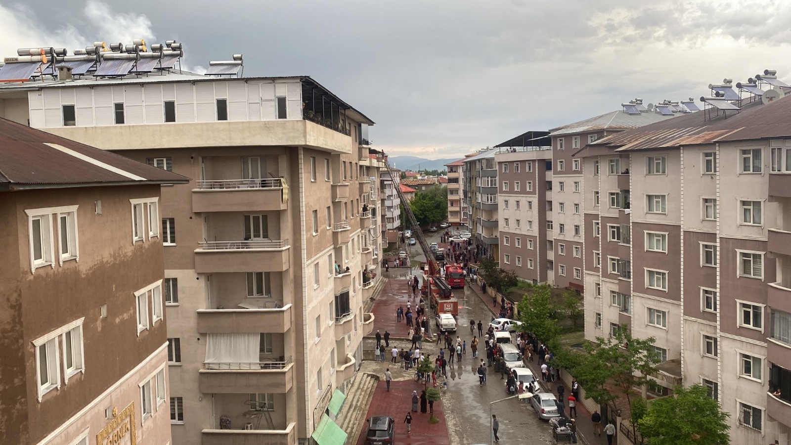 Ağrı'da ekmek pişirmek için yakılan sobadan çıkan kıvılcım yangına neden oldu (Videolu Haber)