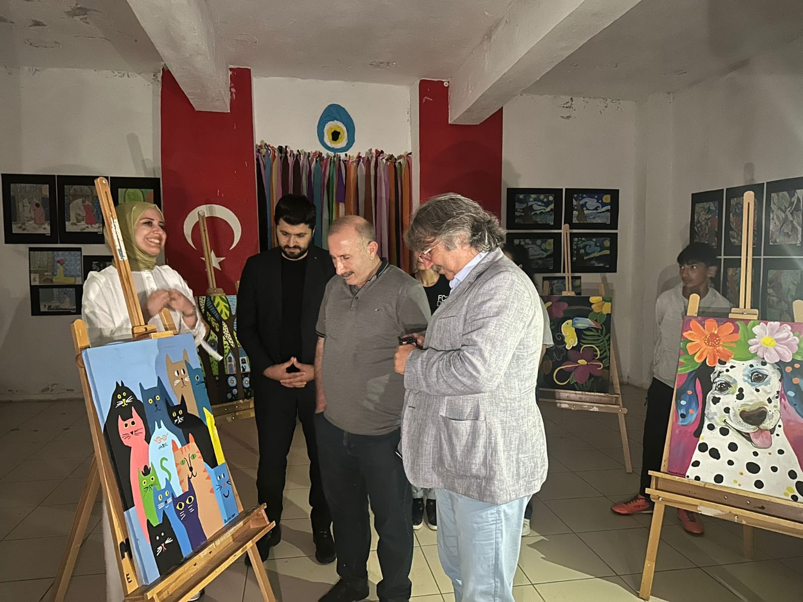Ağrı'da öğrencilerin yıl sonu sanat eserleri sergilendi