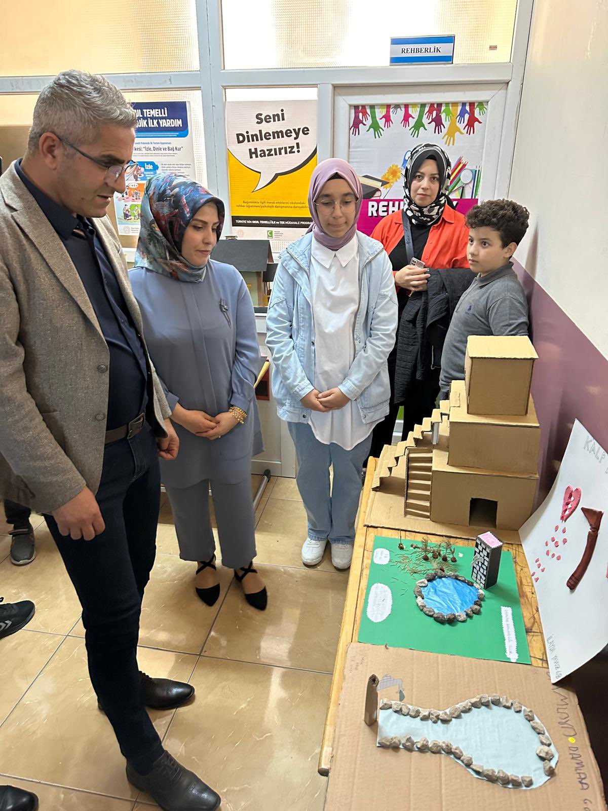 Doğubayazıt’ta öğrencilerin hazırladığı sergi ilgi gördü