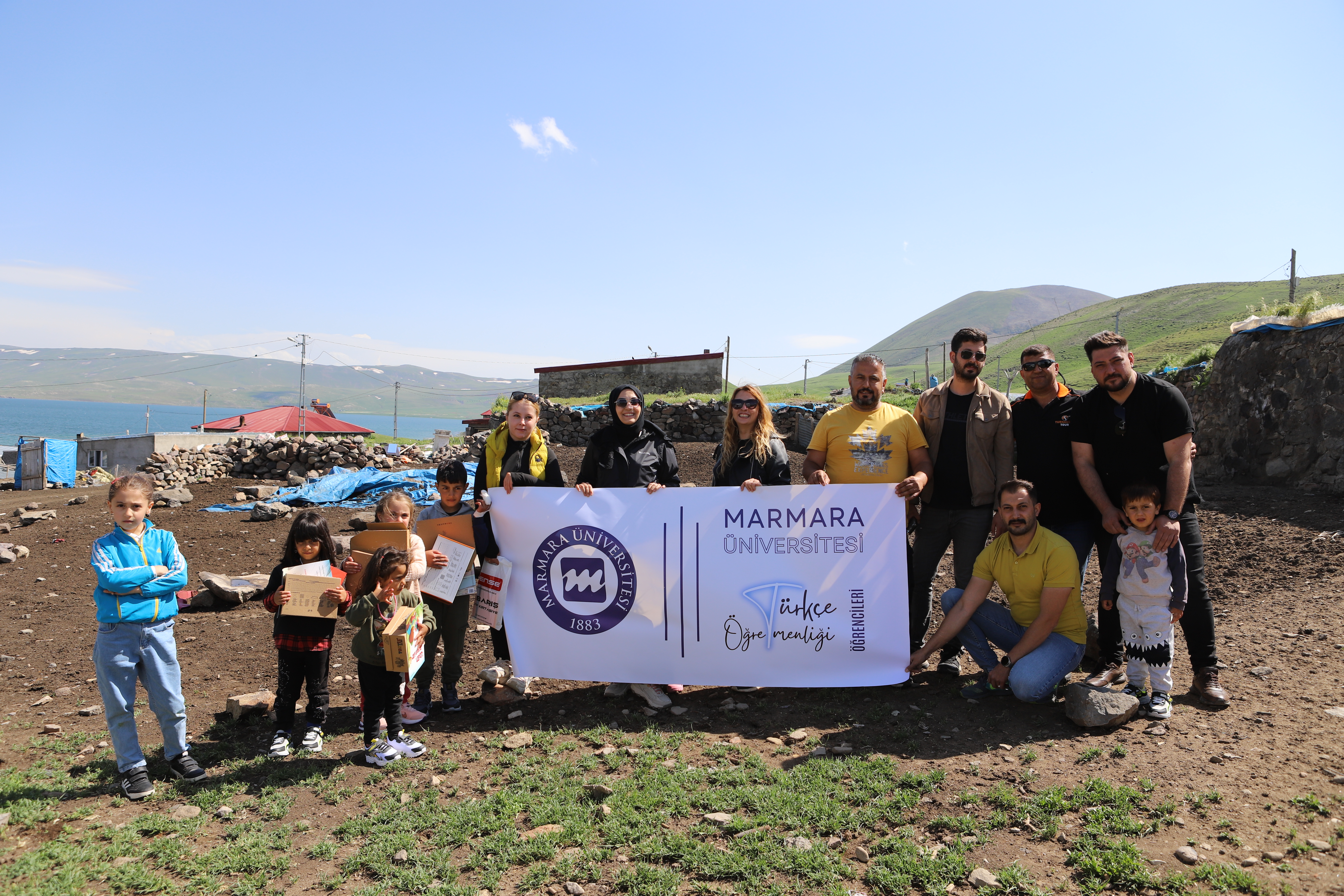 (Videolu Haber) Ağrı'da "Bayram Hediyesi Projesi" ile çocuklara sevgi eli uzatıldı