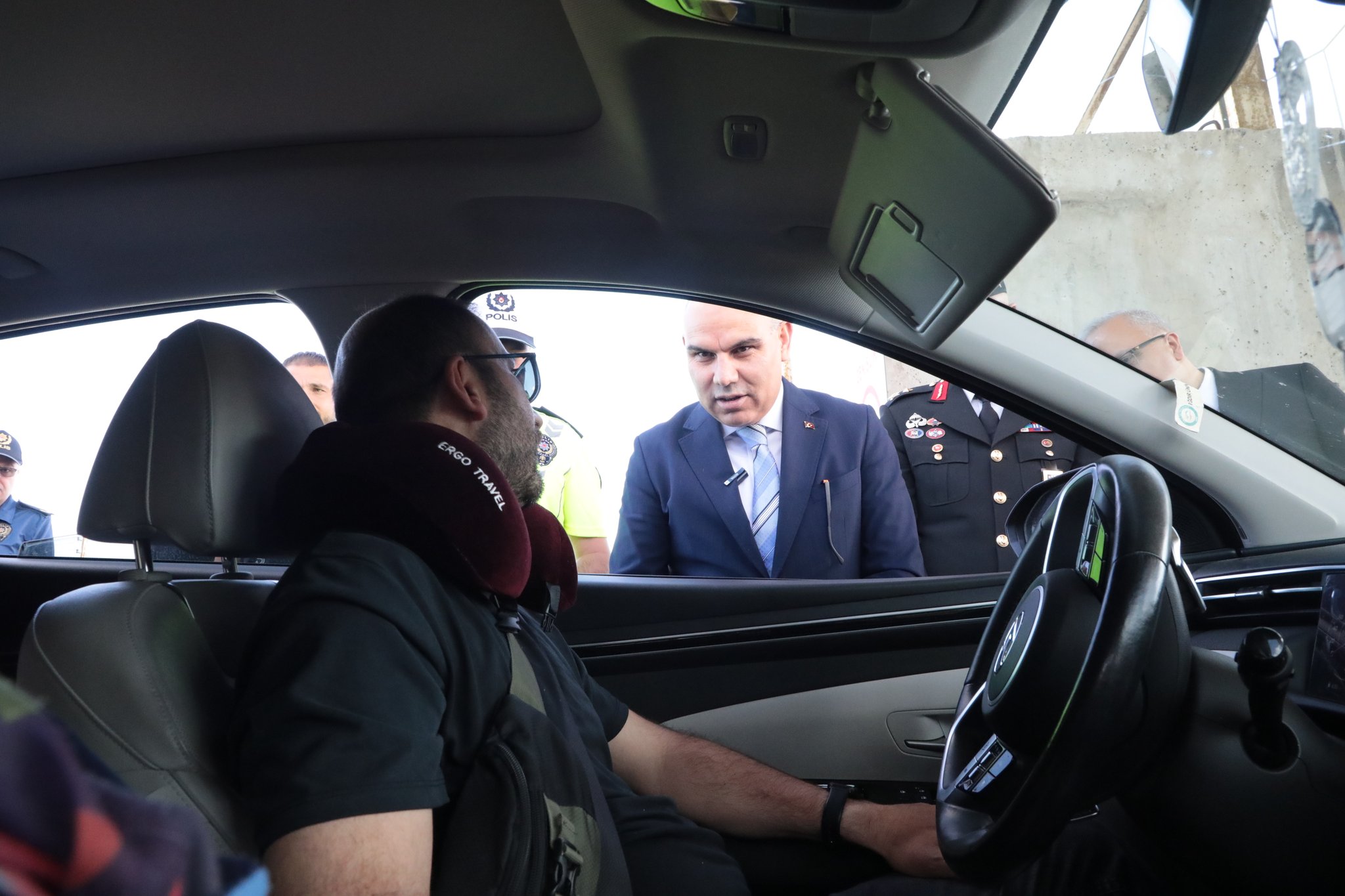 Ağrı Valisi Koç, polislerle beraber trafik denetimi yaptı
