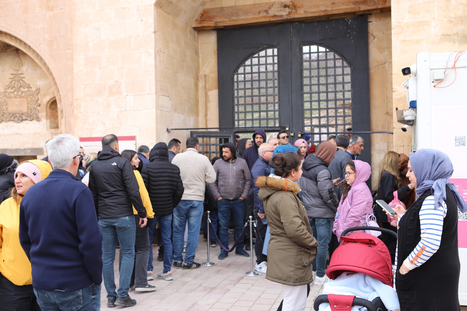 (Videolu Haber) Ağrı'nın Tarihi Sarayı'na Kurban Bayramı'nda ziyaretçi akını