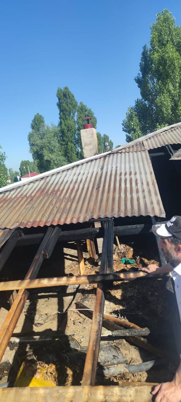 Ağrı'da sabah saatlerinde çıkan çatı yangını korkuttu(Videolu Haber)